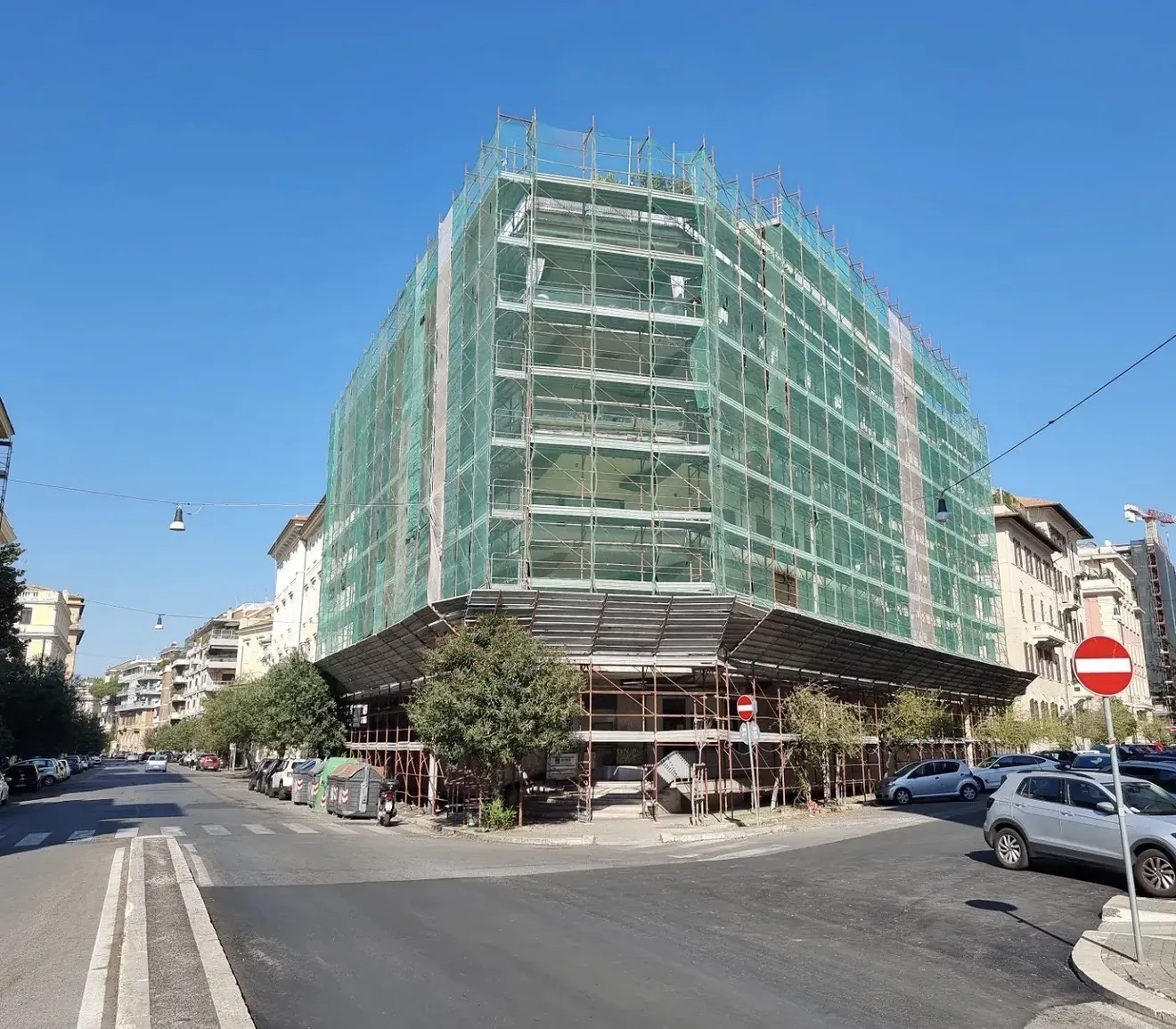 Condominio con ponteggio durante i lavori