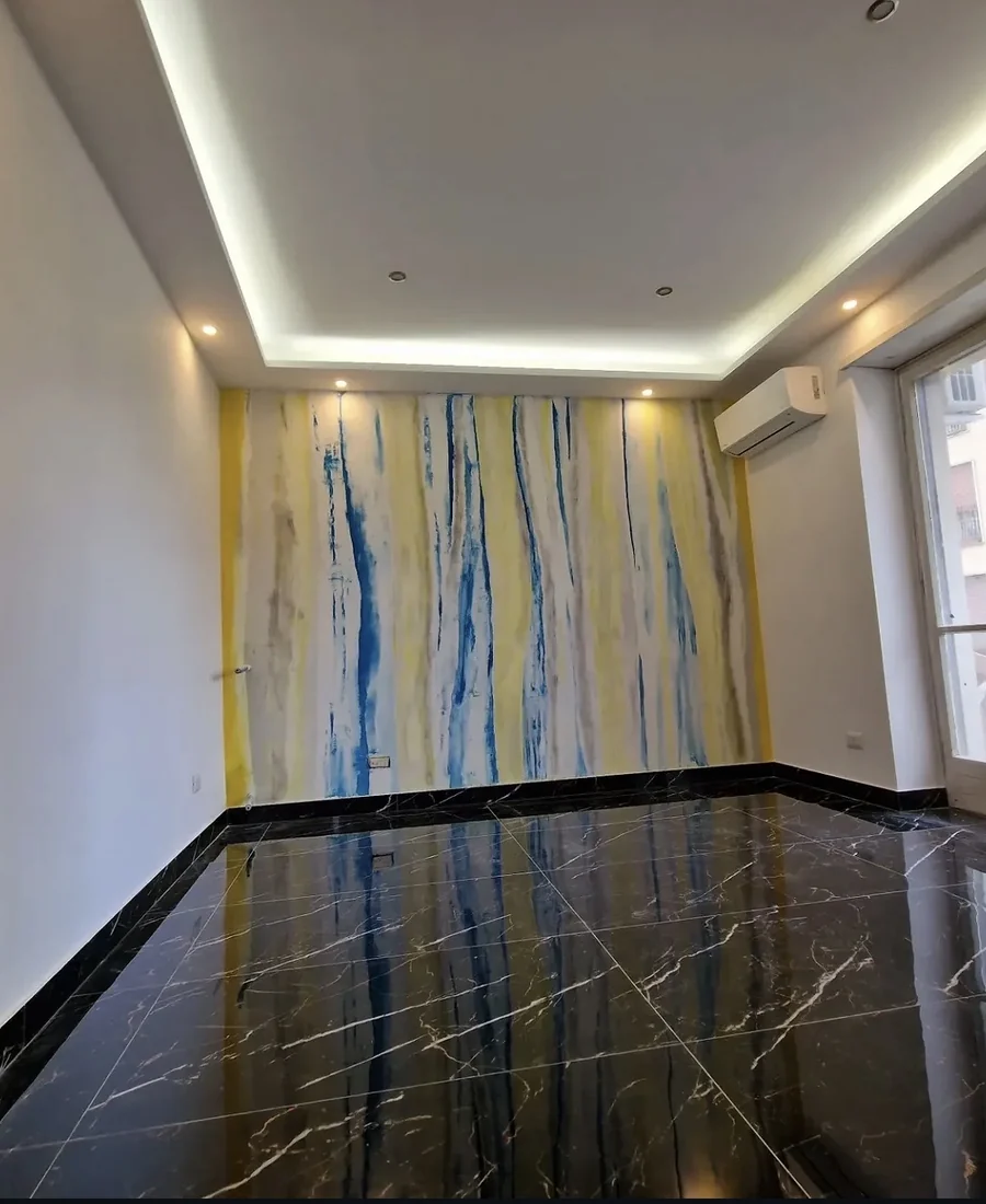 Interno ristrutturato con pavimento lucido e finitura decorativa