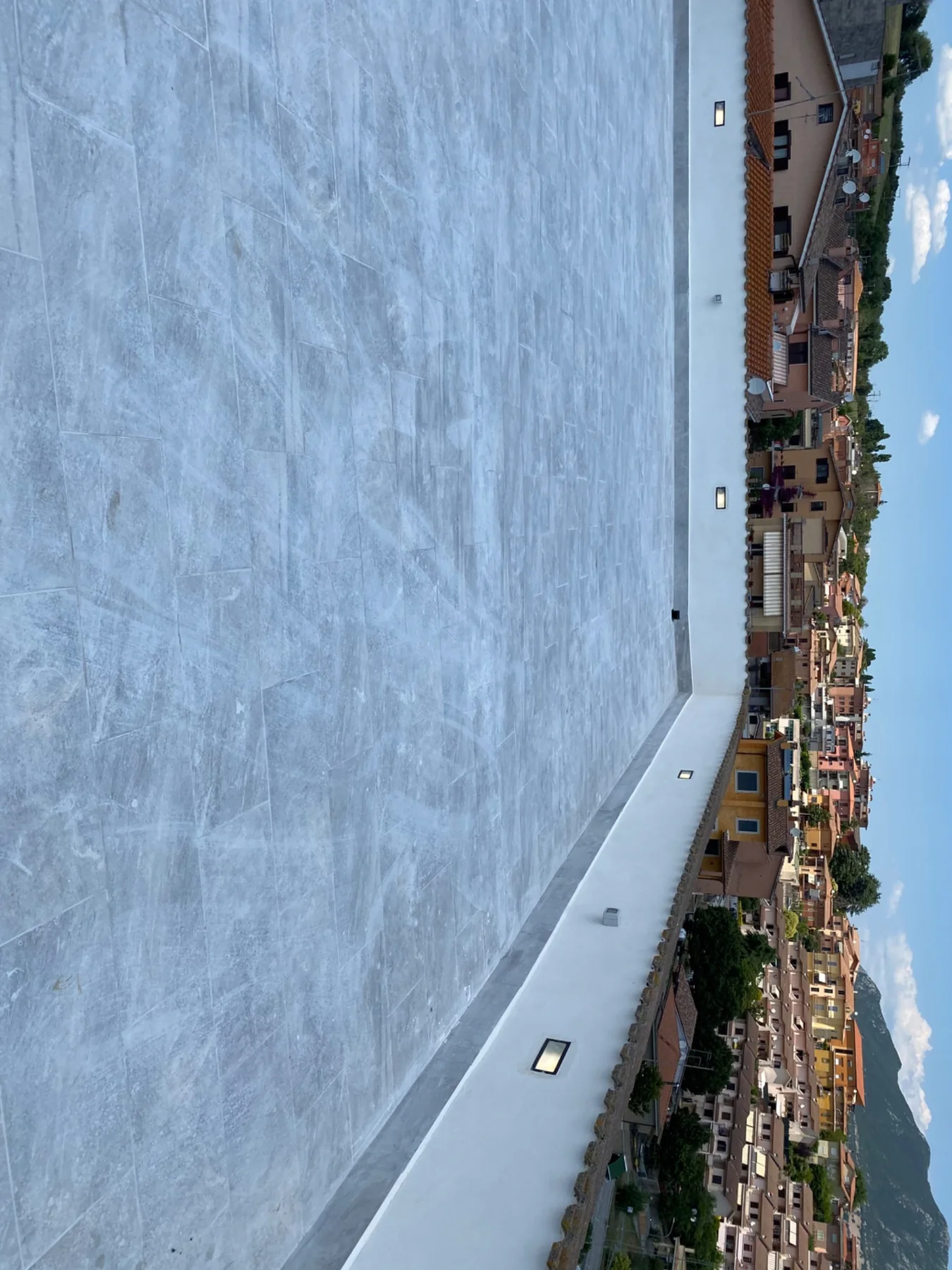 Grande terrazzo pavimentato in grigio